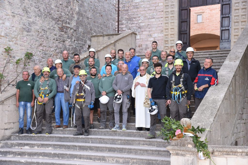 46° Allestimento dell’ ALBERO DI NATALE PIU’ GRANDE DEL MONDO: al via i lavori sul monte Ingino